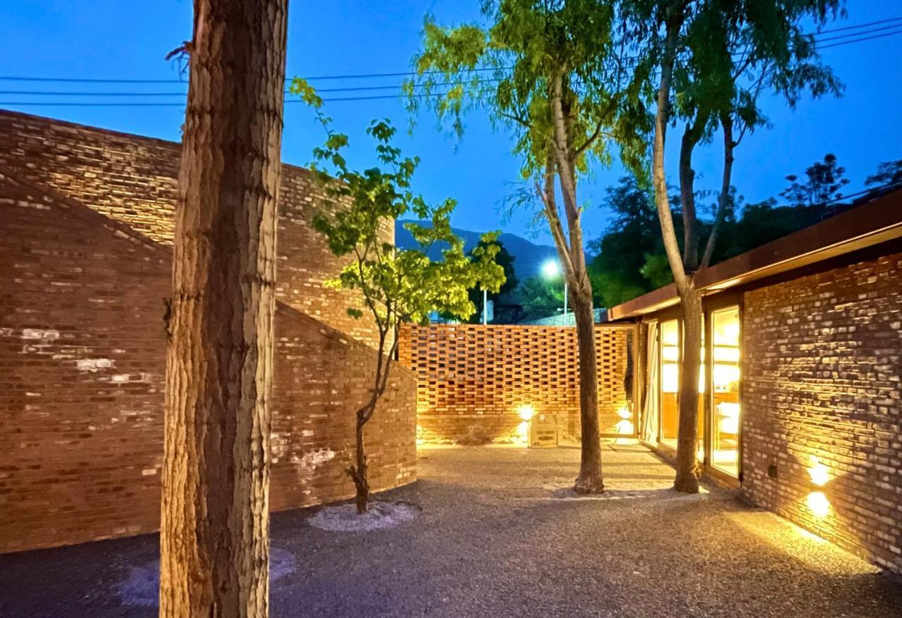 Brickyard Retreat At Mutianyu Great Wall Adjoin To Mutianyu Great Wall - Room With The View Of Great Wall - Free Chinese Massage Experience - Vehicle Shuttle Service - International Catering - Spa& Nail Beauty Facilities Huairou Exterior photo