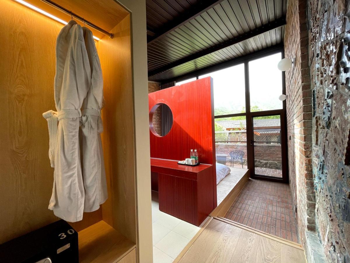 Brickyard Retreat At Mutianyu Great Wall Adjoin To Mutianyu Great Wall - Room With The View Of Great Wall - Free Chinese Massage Experience - Vehicle Shuttle Service - International Catering - Spa& Nail Beauty Facilities Huairou Exterior photo