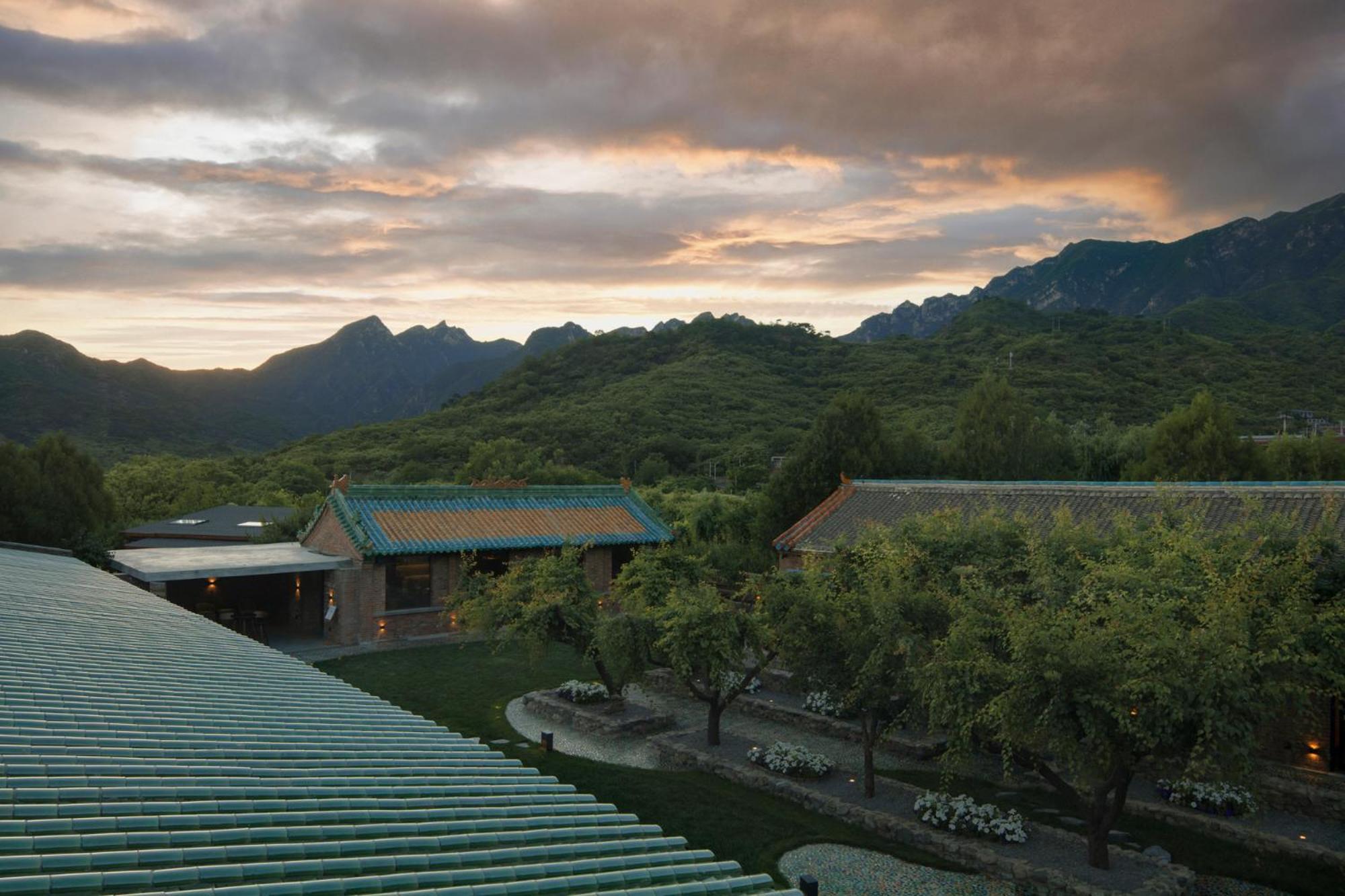 Brickyard Retreat At Mutianyu Great Wall Adjoin To Mutianyu Great Wall - Room With The View Of Great Wall - Free Chinese Massage Experience - Vehicle Shuttle Service - International Catering - Spa& Nail Beauty Facilities Huairou Exterior photo