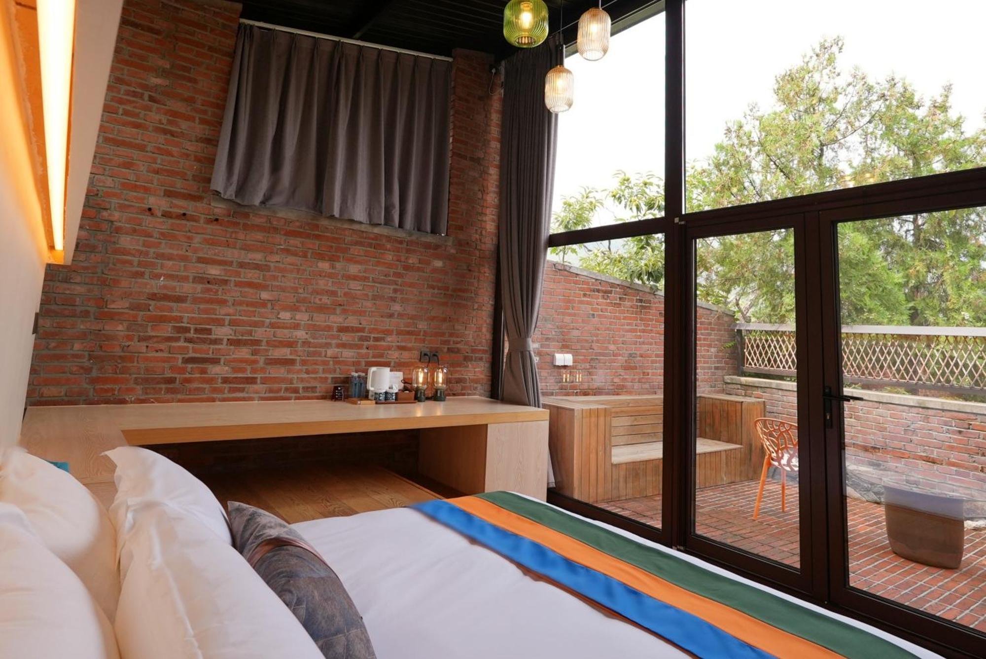 Brickyard Retreat At Mutianyu Great Wall Adjoin To Mutianyu Great Wall - Room With The View Of Great Wall - Free Chinese Massage Experience - Vehicle Shuttle Service - International Catering - Spa& Nail Beauty Facilities Huairou Exterior photo