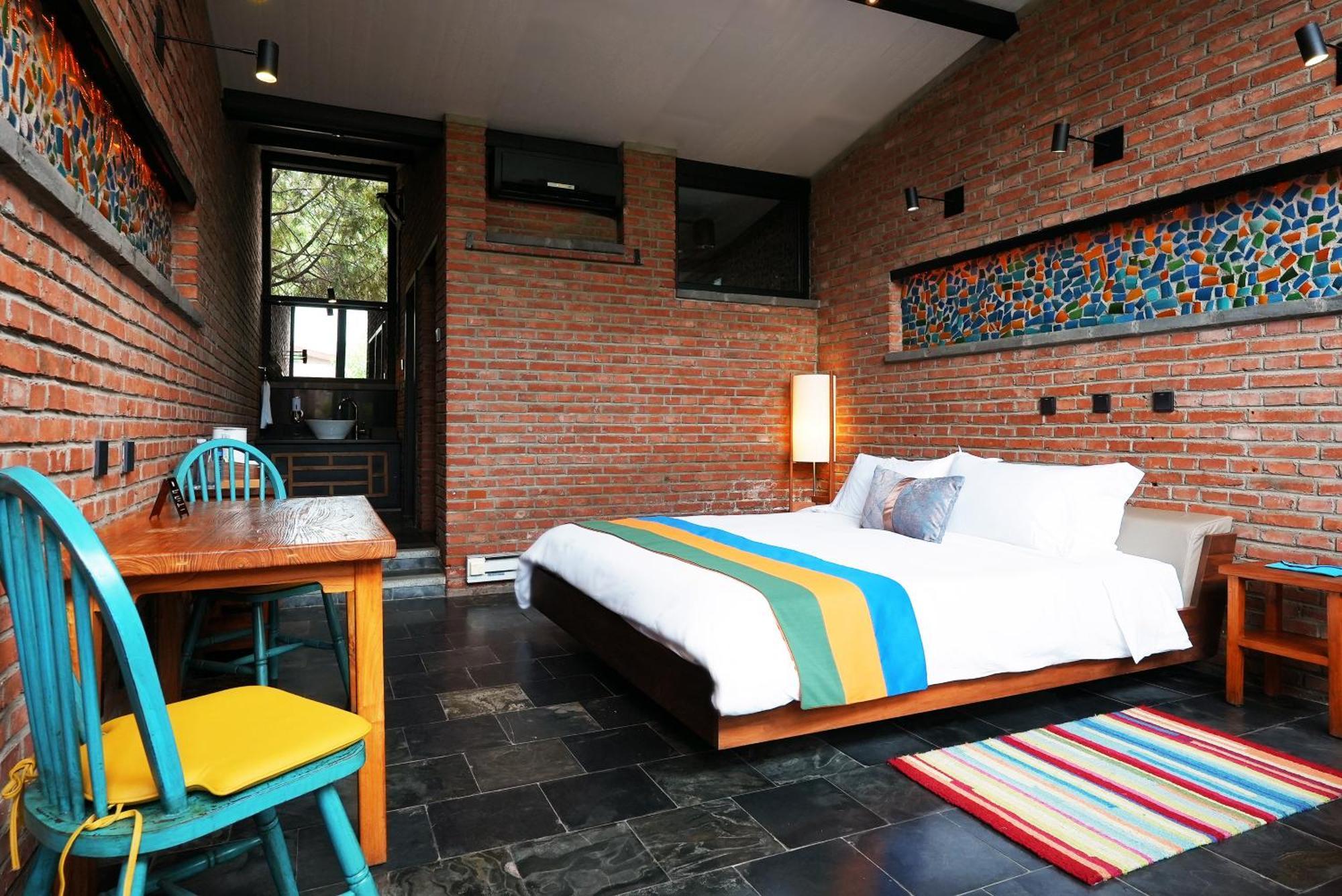Brickyard Retreat At Mutianyu Great Wall Adjoin To Mutianyu Great Wall - Room With The View Of Great Wall - Free Chinese Massage Experience - Vehicle Shuttle Service - International Catering - Spa& Nail Beauty Facilities Huairou Exterior photo